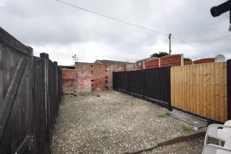 1 bedroom House share to let in Mold Road, Wrexham, LL11