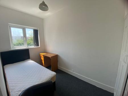 1 bedroom House share to let in Mold Road, Wrexham, LL11