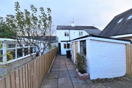2 bedroom Terraced House to let in High Street, Bangor-On-Dee, Wrexham, LL13