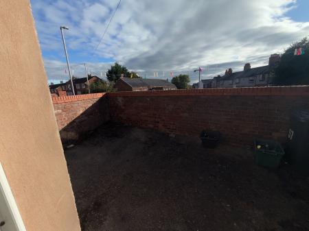 1 bedroom House share to let in Smithfield Road, Wrexham, LL13