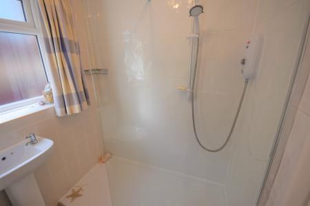 3 bedroom Bungalow to let in Ffordd Cynan, Wrexham, LL12