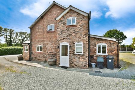 2 bedroom Flat to let in Harwoods Lane, Rossett, LL12