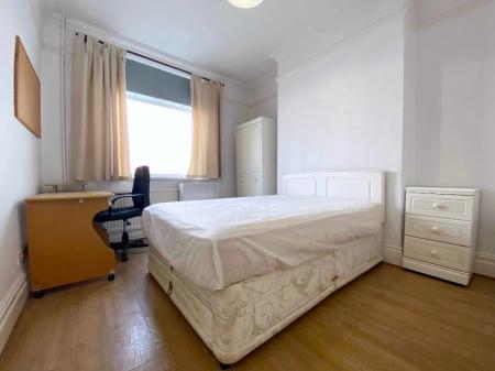 5 bedroom Terraced House for sale in Hartopp Road, Clarendon Park, Leicester, LE2