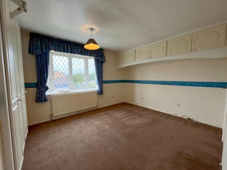 4 bedroom Detached house for sale in James Gavin Way, Oadby Grange, Leicester, LE2