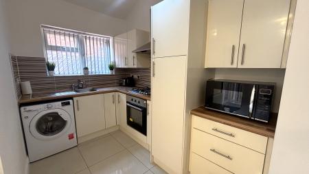 4 bedroom Semi-detached house to let in Abingdon Road, Clarendon Park, Leicester, LE2