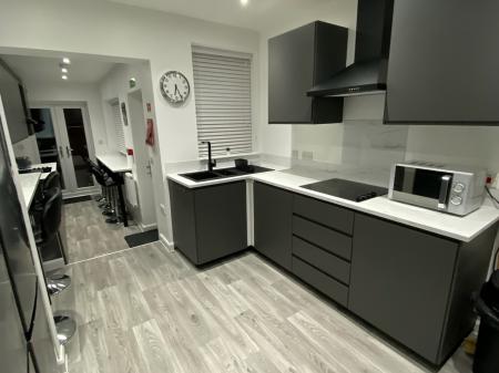 6 bedroom Semi-detached house to let in Duncan Road, Aylestone, Leicester, LE2