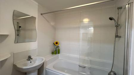 2 bedroom Flat to let in Pavilion Close, Freemens Meadow, Leicester, LE2