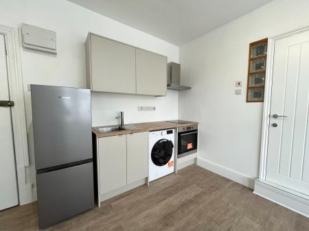 1 bedroom Studio flat to let in Knighton Road, Clarendon Park, Leicester, LE2