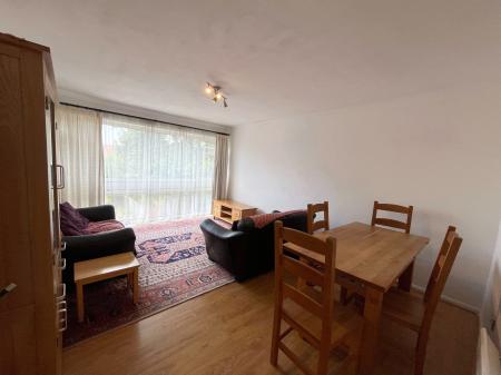 2 bedroom Flat to let in Avenue Road, Clarendon Park, Leicester, LE2