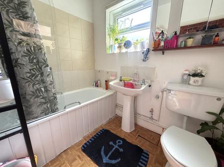 1 bedroom Flat to let in Victoria Park Road, Clarendon Park, Leicester, LE2
