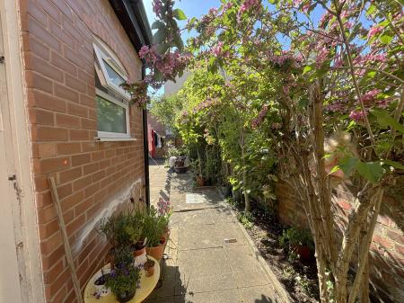 1 bedroom Flat to let in Victoria Park Road, Clarendon Park, Leicester, LE2