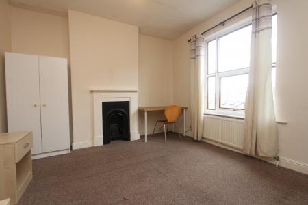 3 bedroom Terraced House to let in Knighton Fields Road East, Knighton, Leicester, LE2