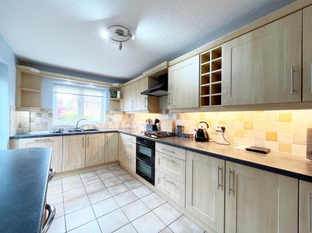 4 bedroom Detached house for sale in Camelot Way, Narborough, LE19