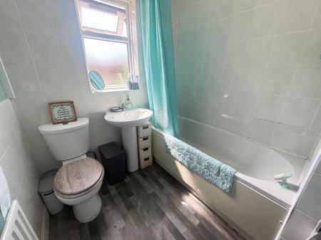 3 bedroom Semi-detached house to let in Gainsborough Road, Clarendon Park, Leicester, LE2