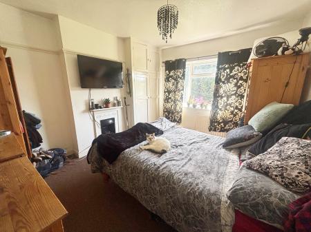 3 bedroom Semi-detached house to let in Gainsborough Road, Clarendon Park, Leicester, LE2