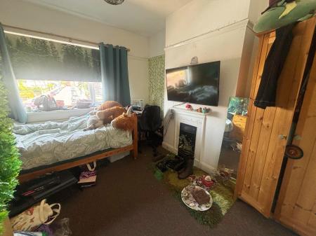 3 bedroom Semi-detached house to let in Gainsborough Road, Clarendon Park, Leicester, LE2