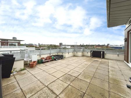 3 bedroom Penthouse to let in Watkin Road, Leicester, LE2