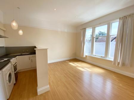 1 bedroom Flat to let in Clarendon Park Road, Clarendon Park, Leicester, LE2