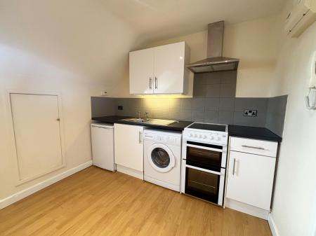 1 bedroom Flat to let in Clarendon Park Road, Clarendon Park, Leicester, LE2