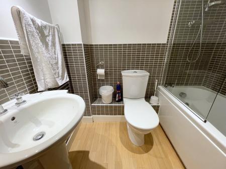 2 bedroom Flat to let in Knighton Park Road, Clarendon Park, Leicester, LE2