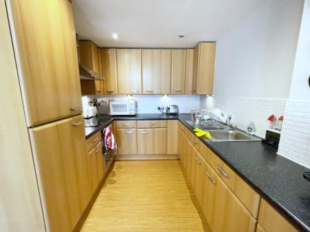 2 bedroom Flat to let in Knighton Park Road, Clarendon Park, Leicester, LE2