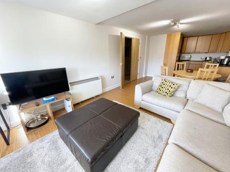 2 bedroom Flat to let in Knighton Park Road, Clarendon Park, Leicester, LE2