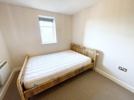 2 bedroom Flat to let in Knighton Park Road, Clarendon Park, Leicester, LE2