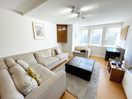 2 bedroom Flat to let in Knighton Park Road, Clarendon Park, Leicester, LE2