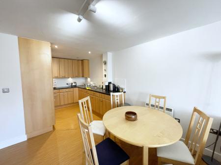 2 bedroom Flat to let in Knighton Park Road, Clarendon Park, Leicester, LE2