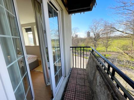 2 bedroom Flat to let in Knighton Park Road, Clarendon Park, Leicester, LE2