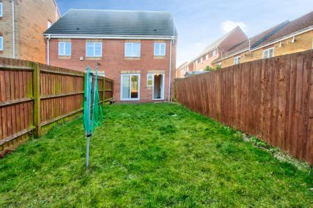 3 bedroom Town house to let in Thistley Close, Thorpe Astley, Leicester, LE3