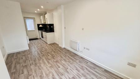4 bedroom Semi-detached house to let in Lamborne Road, Knighton, Leicester, LE2