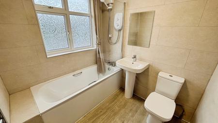4 bedroom Semi-detached house to let in Lamborne Road, Knighton, Leicester, LE2
