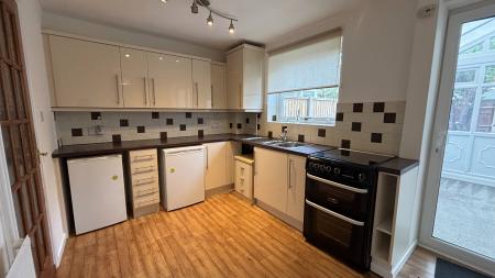 3 bedroom Semi-detached house to let in Cooper Close, Aylestone, Leicester, LE2