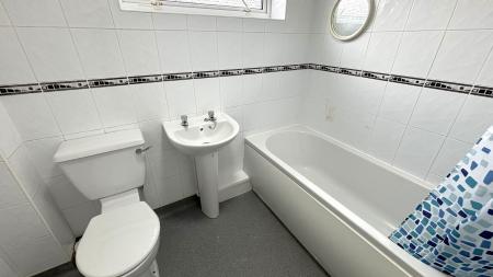 3 bedroom Semi-detached house to let in Cooper Close, Aylestone, Leicester, LE2
