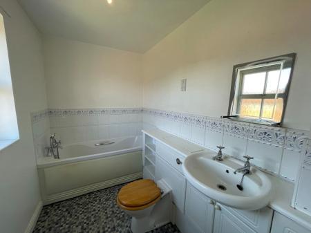 3 bedroom Semi-detached house to let in Wych Elm road, Oadby Grange, Leicester, LE2