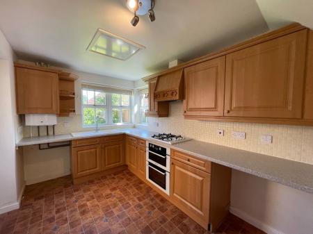 3 bedroom Semi-detached house to let in Wych Elm road, Oadby Grange, Leicester, LE2