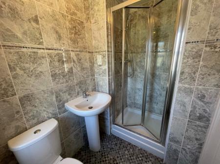 3 bedroom Semi-detached house to let in Wych Elm road, Oadby Grange, Leicester, LE2