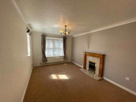3 bedroom Semi-detached house to let in Wych Elm road, Oadby Grange, Leicester, LE2