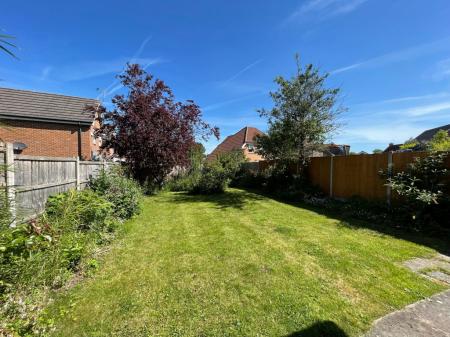 3 bedroom Semi-detached house to let in Wych Elm road, Oadby Grange, Leicester, LE2