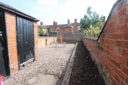2 bedroom Terraced House to let in Hartopp Road, Clarendon Park, Leicester, LE2
