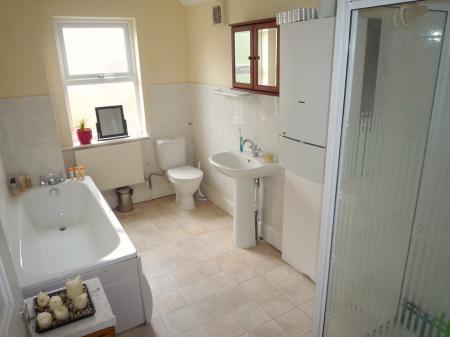 2 bedroom Terraced House to let in Hartopp Road, Clarendon Park, Leicester, LE2