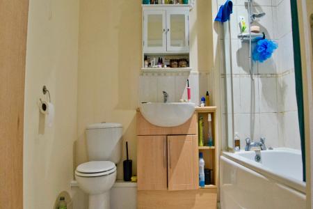 2 bedroom Flat for sale in Birkby Close, Hamilton, Leicester, LE5