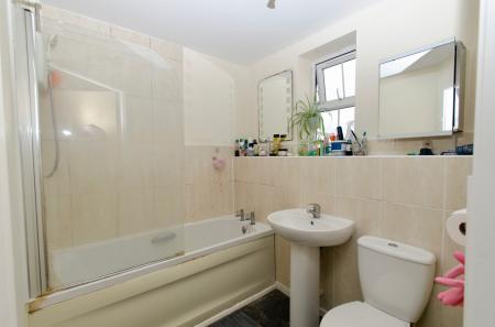 2 bedroom Flat for sale in Brompton road, Hamilton, Leicester, LE5