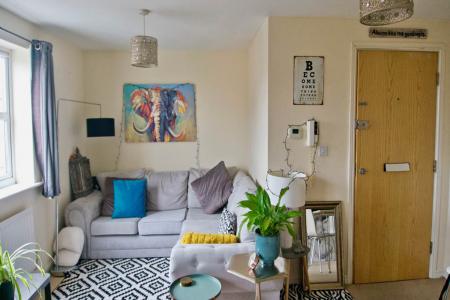 2 bedroom Flat for sale in With Garage