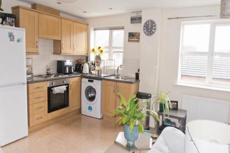 2 bedroom Flat for sale in With Garage