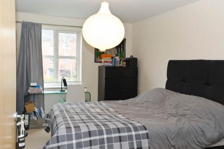 2 bedroom Flat for sale in With Garage