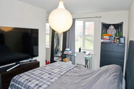 2 bedroom Flat for sale in With Garage