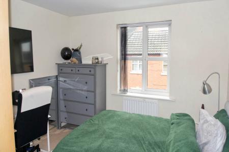 2 bedroom Flat for sale in With Garage