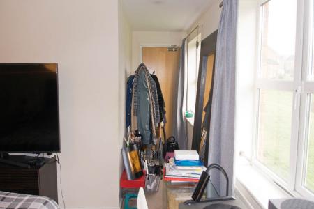 2 bedroom Flat for sale in With Garage